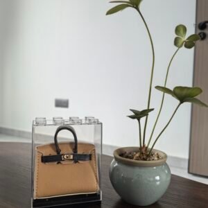 Orange color luggage hangers, window display items, desk decorations