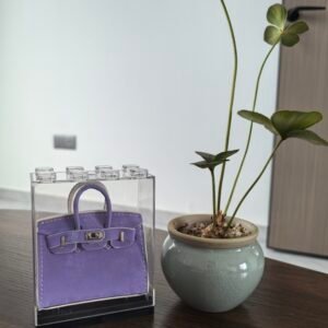 Purple luggage hangers, window display items, desk decorations